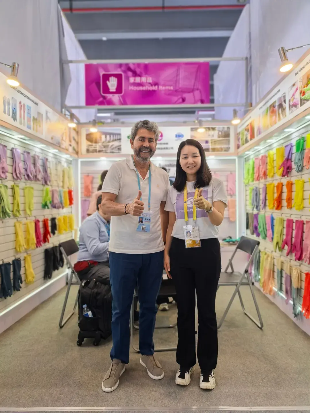 Red Sunshine team meeting an overseas buyer at a glove exhibition